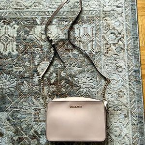 Excellent condition Michael Kors jet set crossbody in champagne color.